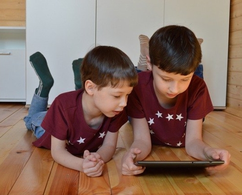 kids on ipad