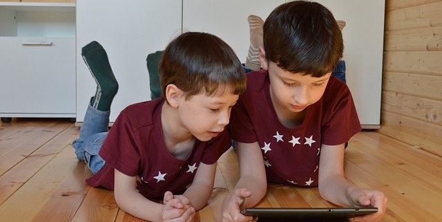 kids on ipad