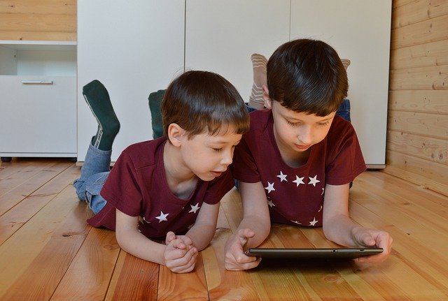 kids on ipad